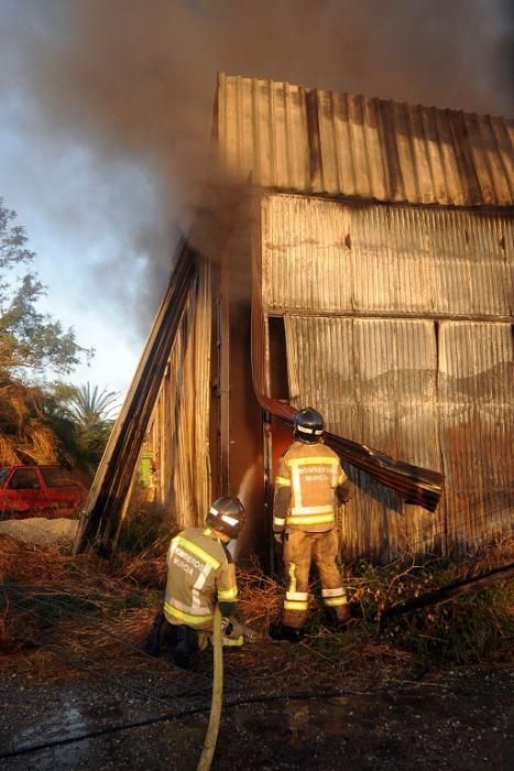 Arde una tienda de neumáticos en Murcia