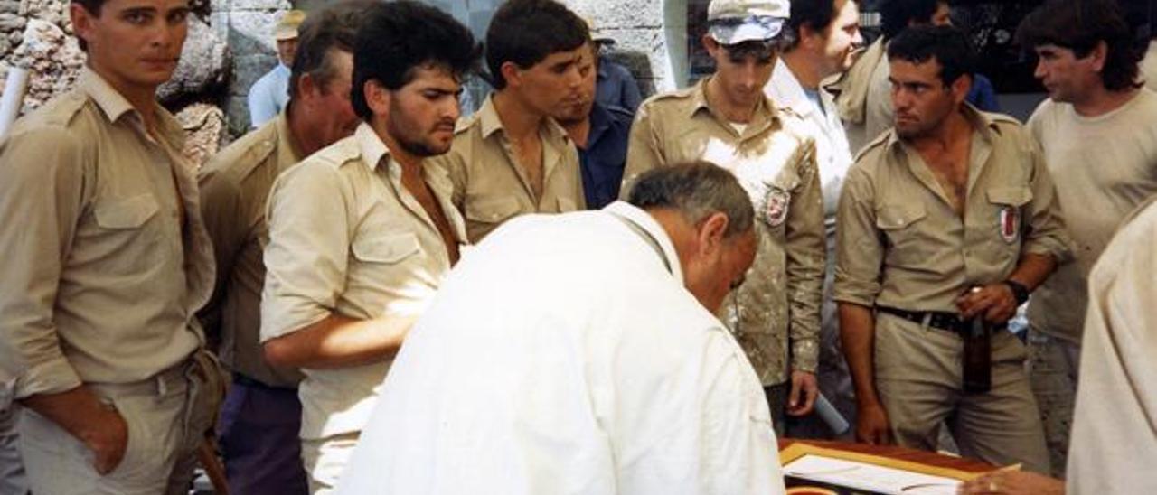 Manrique junto a trabajadores en el Jardín de Cactus.