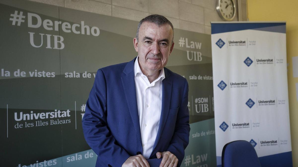 El escritor Lorenzo Silva, este miércoles en la sala de vistas de la Facultad de Derecho de la UIB
