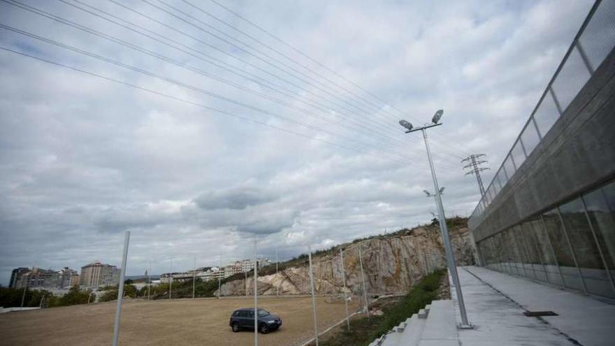 El tendido que atraviesa los campos e impedirá su apertura al menos hasta 2016, según la Federación.