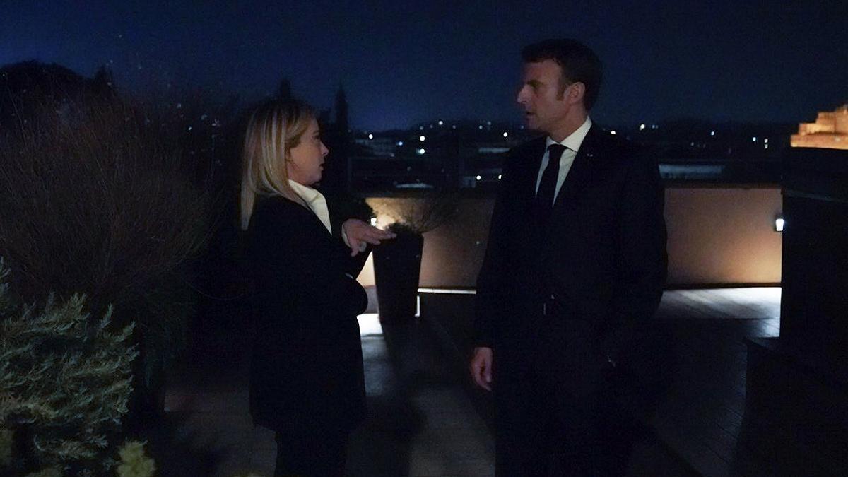 Giorgia Meloni y Emmanuel Macron, en una imagen publicada en la cuenta de Twitter del presidente francés.