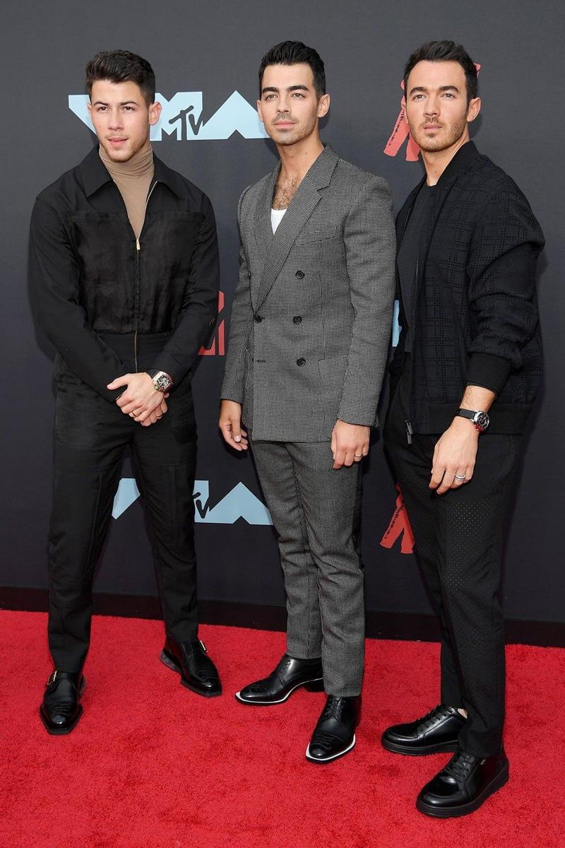 Los Jonas Brothers posaron antes de entrar en el Prudential Center de New Jersey