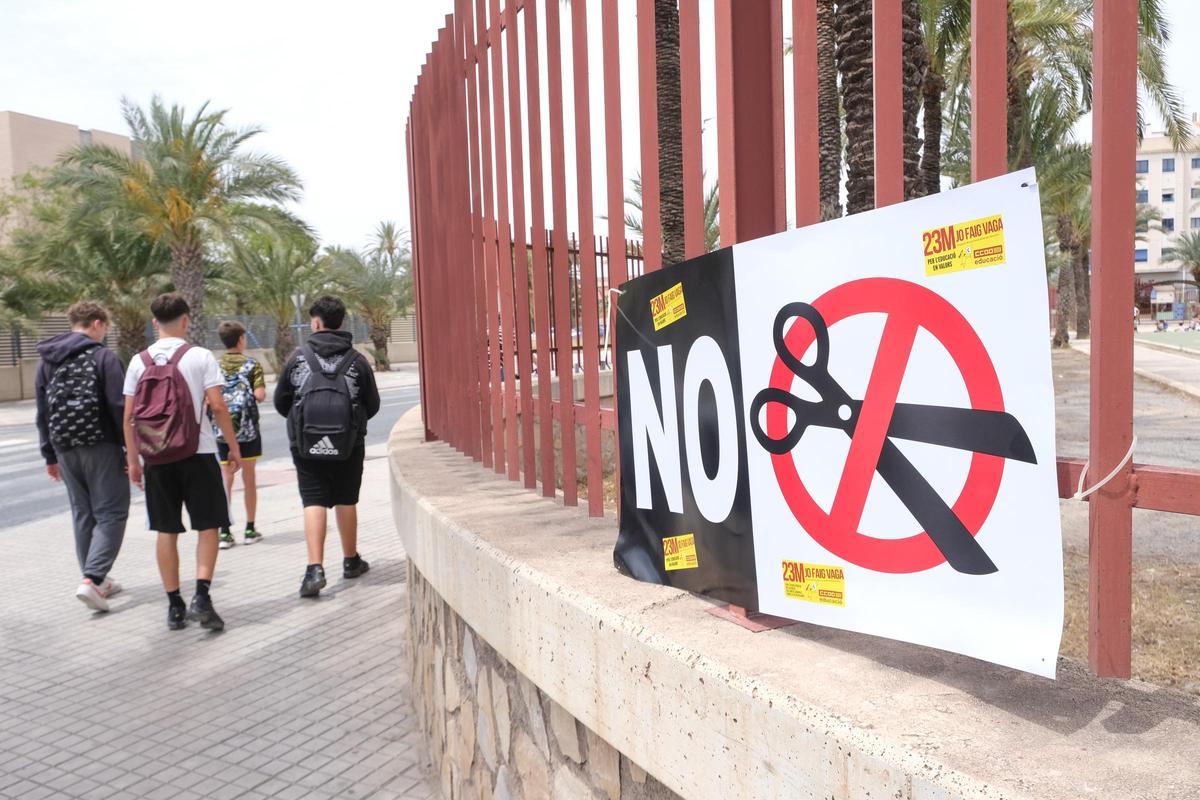 Una pancarta anunciando la huelga educativa del pasado curso contra los &quot;recortes&quot; en un colegio de Elche
