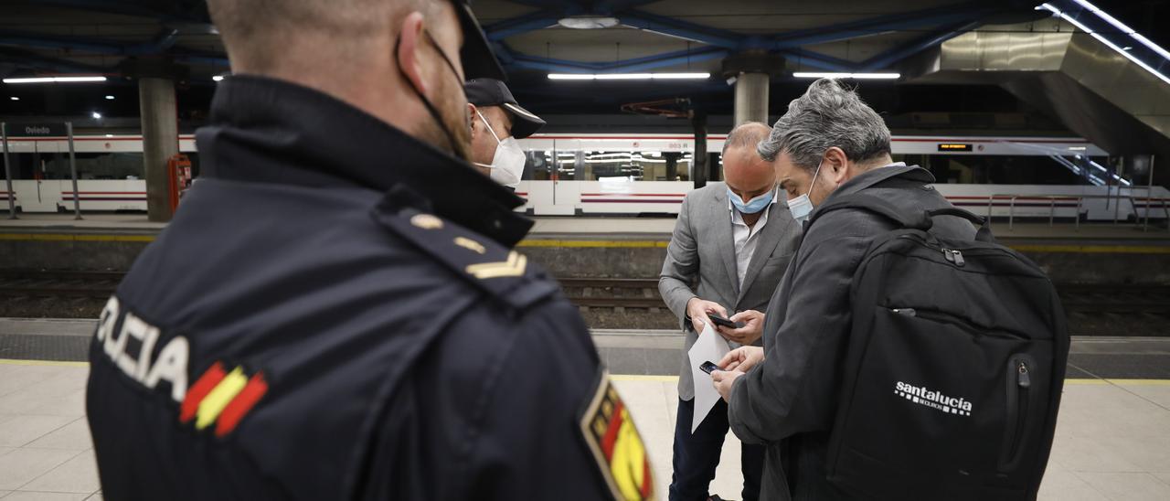 Controles policiales en la estación de Oviedo como antesala a la Semana Santa