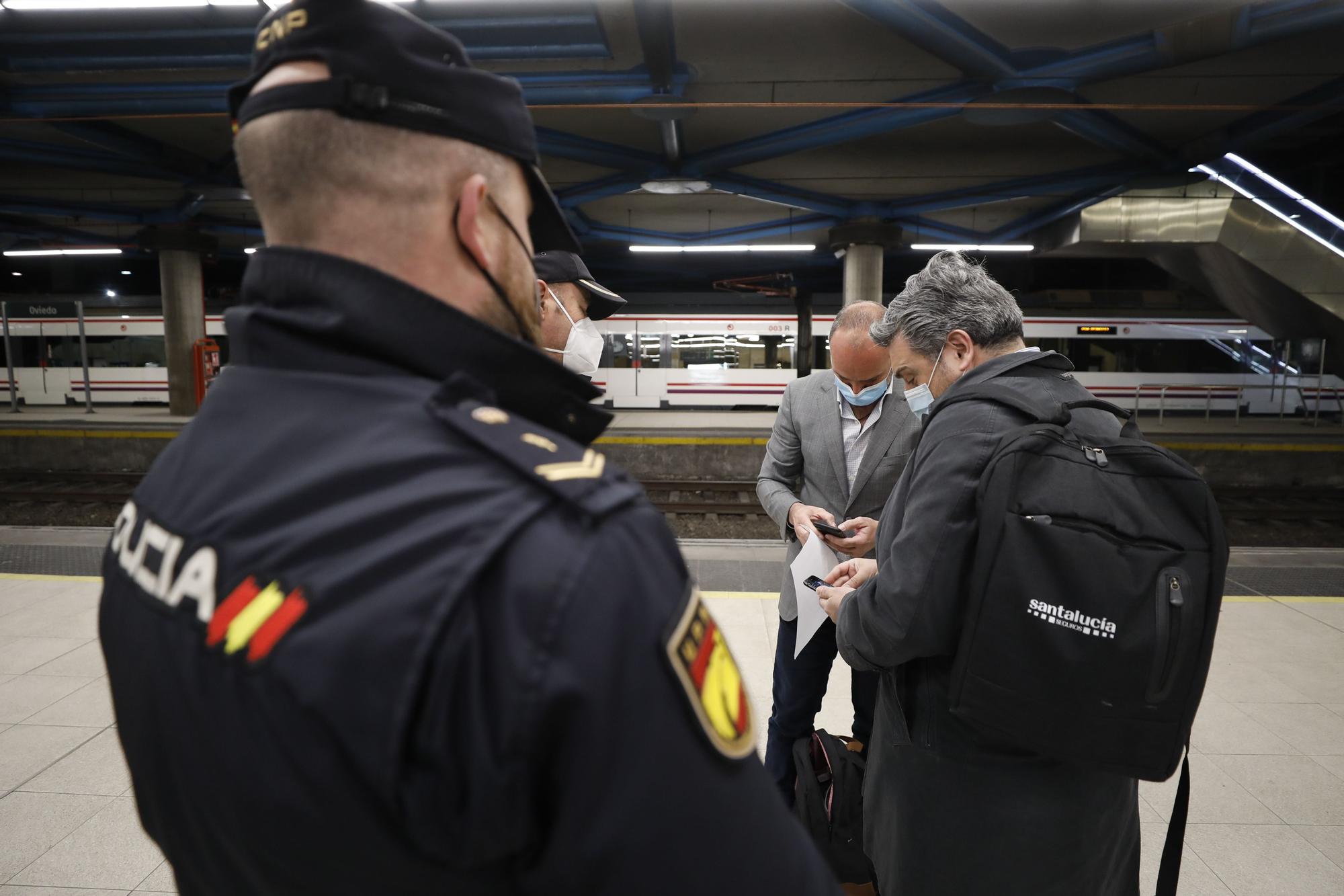 Controles policiales en la estación de Oviedo como antesala a la Semana Santa