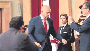 Enrique Lorca recibe la medalla de concejal de la Corporación de manos del alcalde José Ballesta.