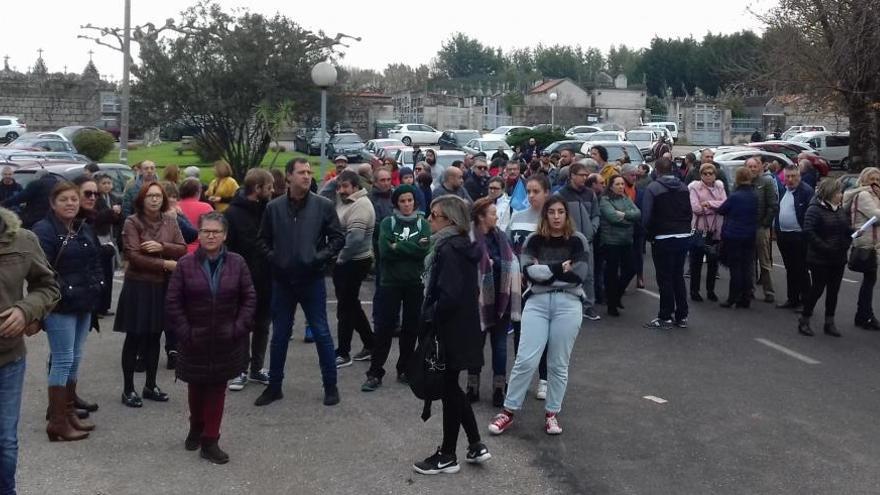 Los vecinos concentrados esta mañana en el Salgueirón para participar en la caravana en defensa de la sanidad. / Alba Villar