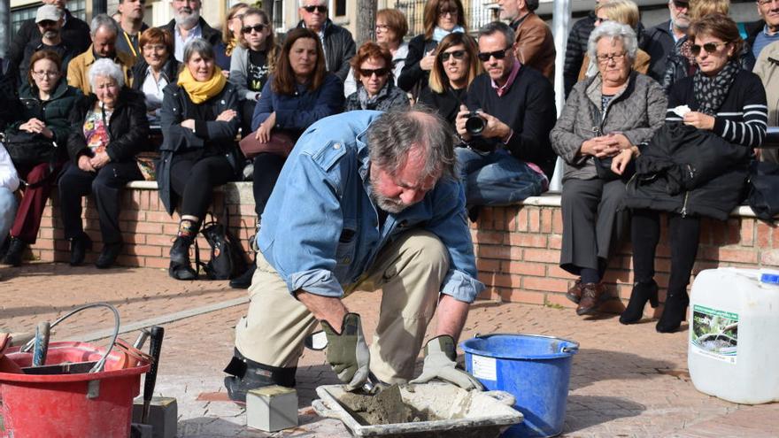 Gunter Demnig durant la instal·lació de les llambordes, a Puig-reig