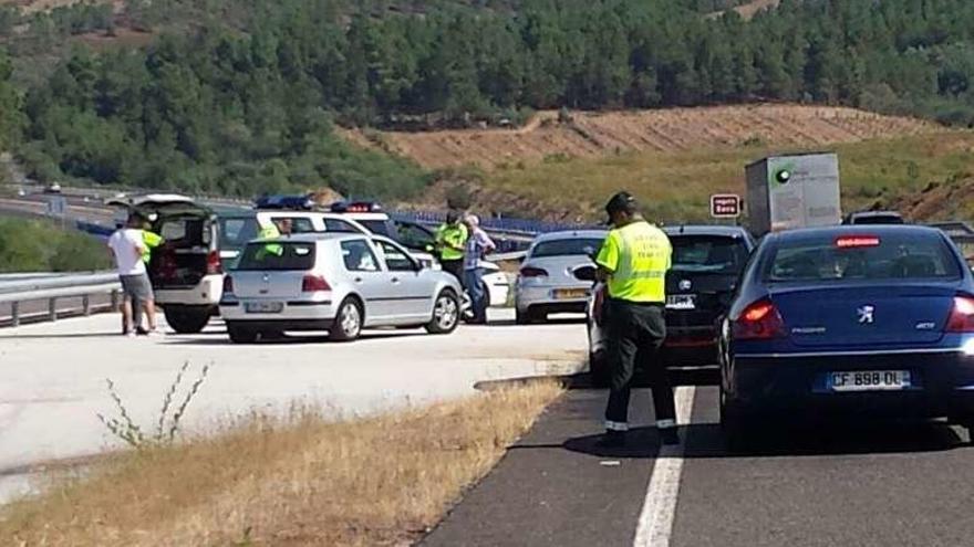 El control realizado ayer por Tráfico en la A-75 (Verín-Chaves). // FdV