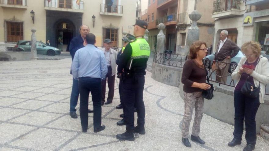 Imagen de la llegada de los agentes a la Plaza de España.