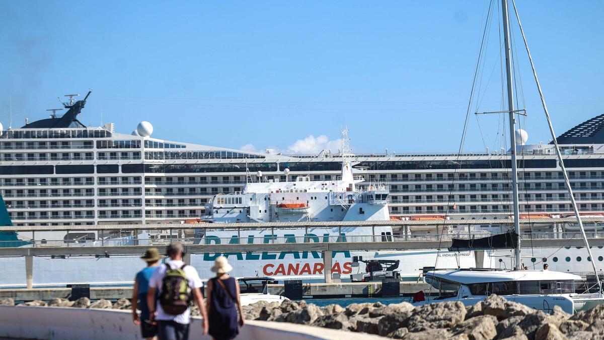 Galería: imágenes del buque que trasladará los residuos a Mallorca a Ibiza
