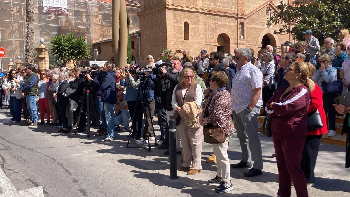 Vecinos de Torrevieja este domingo en el minuto de silencio.
