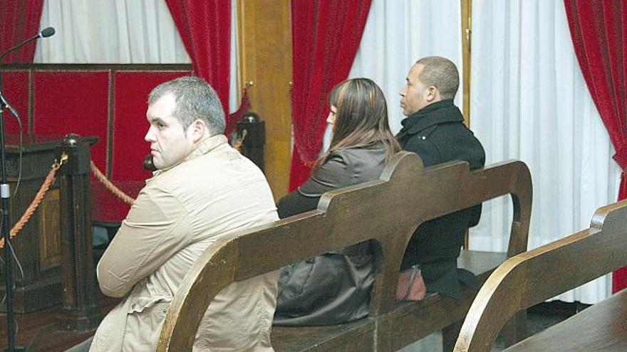 Los tres imputados, sentados en el banquillo de los acusados de la Audiencia Provincial