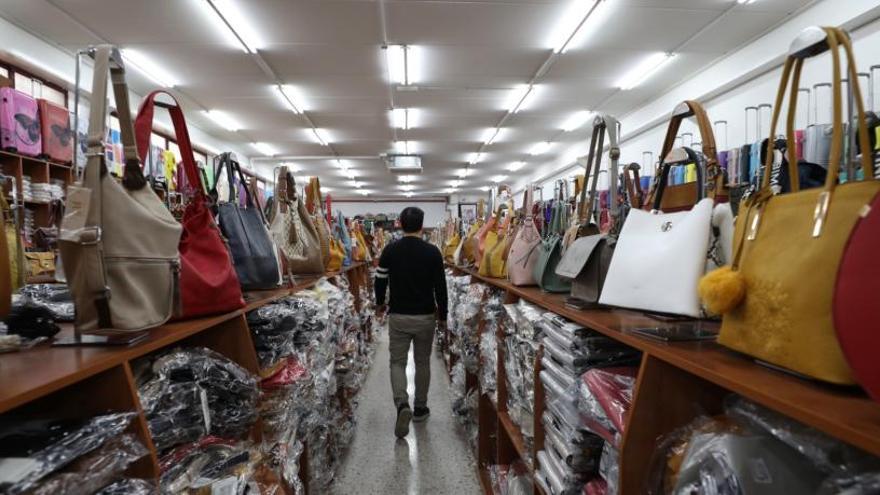 El trabajador de una tienda, por el pasillo de la misma.