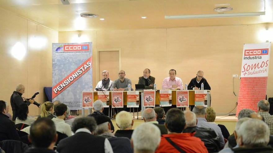 Los dirigentes sindicales, durante la jornada organizada por CC OO en Mieres.