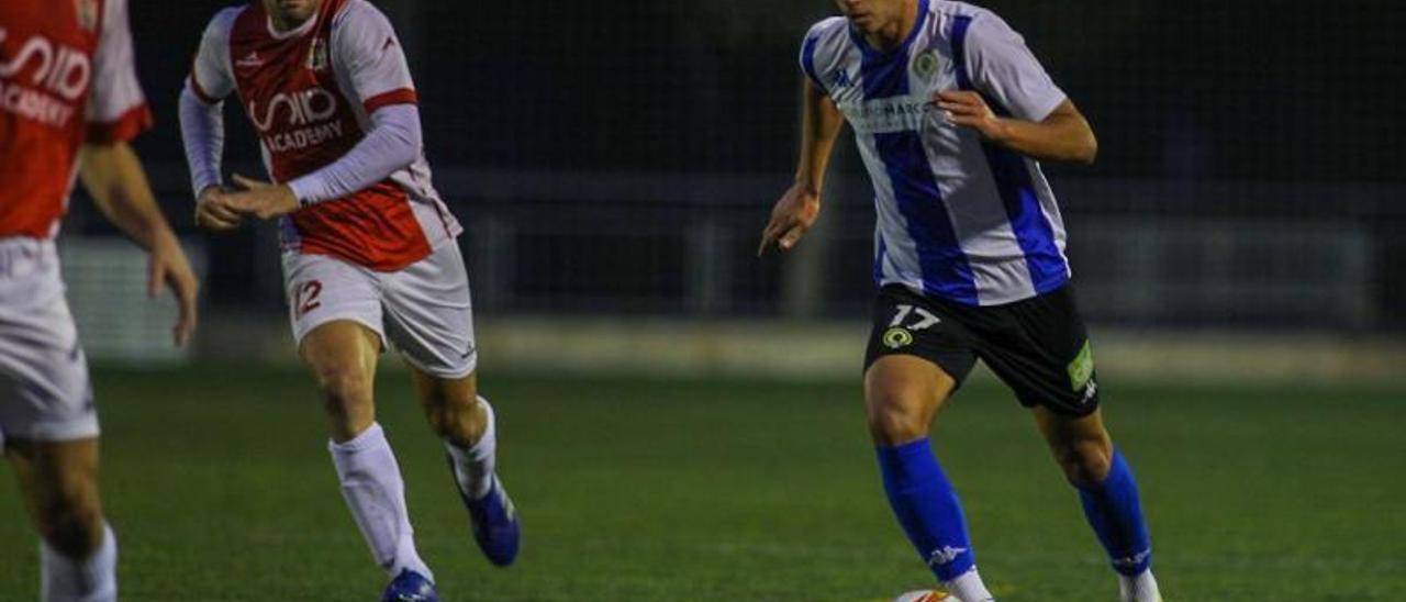 Un lance del partido entre el Benigànim y el Hércules B, ayer en el campo de los alicantinos. | HÉRCULES CF