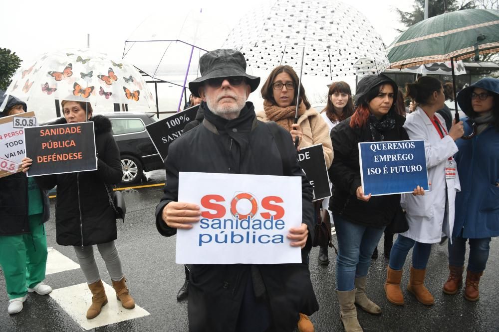 Protesta en defensa de la sanidad frente al Hospital de A Coruña