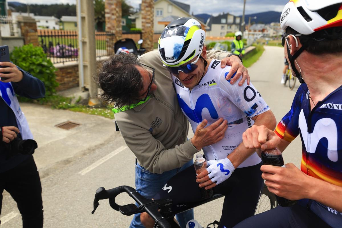 Ezequiel Mosquera, máximo responsable de O Gran Camiño, felicita a Canal, en presencia de Iván Romeo, por ganar la segunda etapa de la carrera.