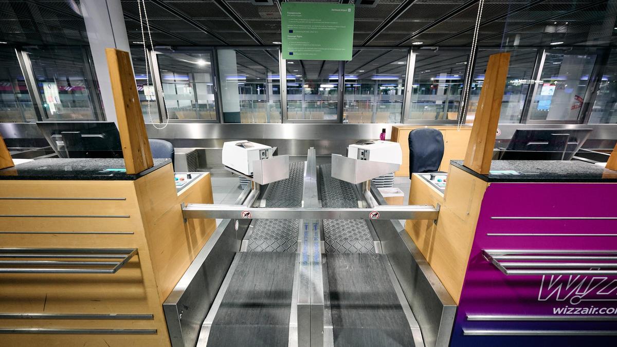 Nordrhein-Westfalen, Dortmund: Die Check-In Schaltern in der Abflughalle sind geschlossen. Die Gewerkschaft Verdi hat das Luftsicherheitspersonal zu weiteren Warnstreiks an mehreren deutschen Flughäfen aufgerufen.