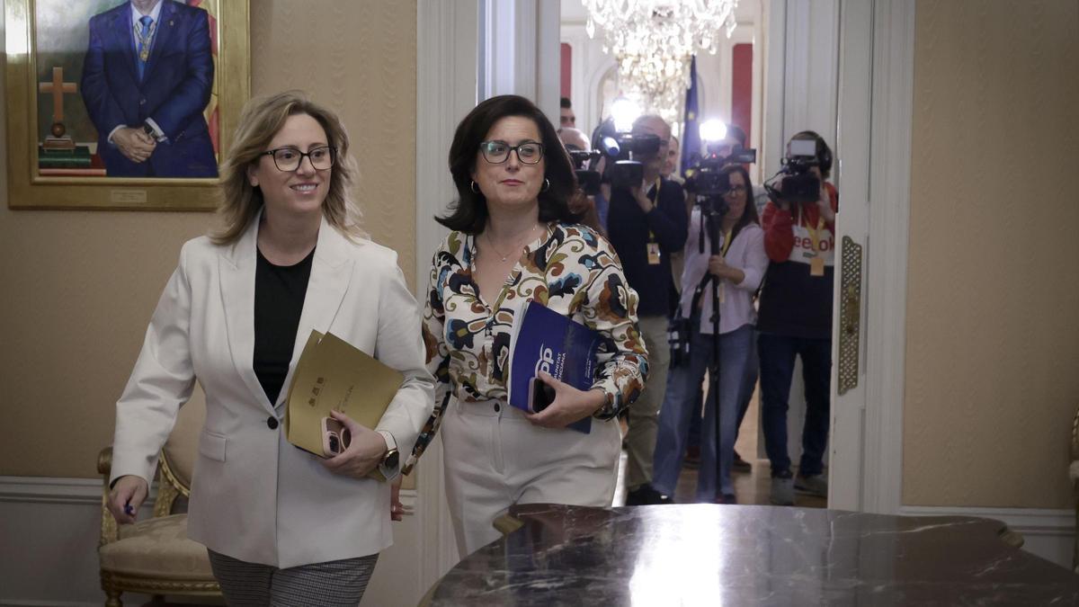 Las dos portavoces adjuntas del PPCV, Laura Chulià y Nieves Martínes, acuden a la junta de síndics, este martes.
