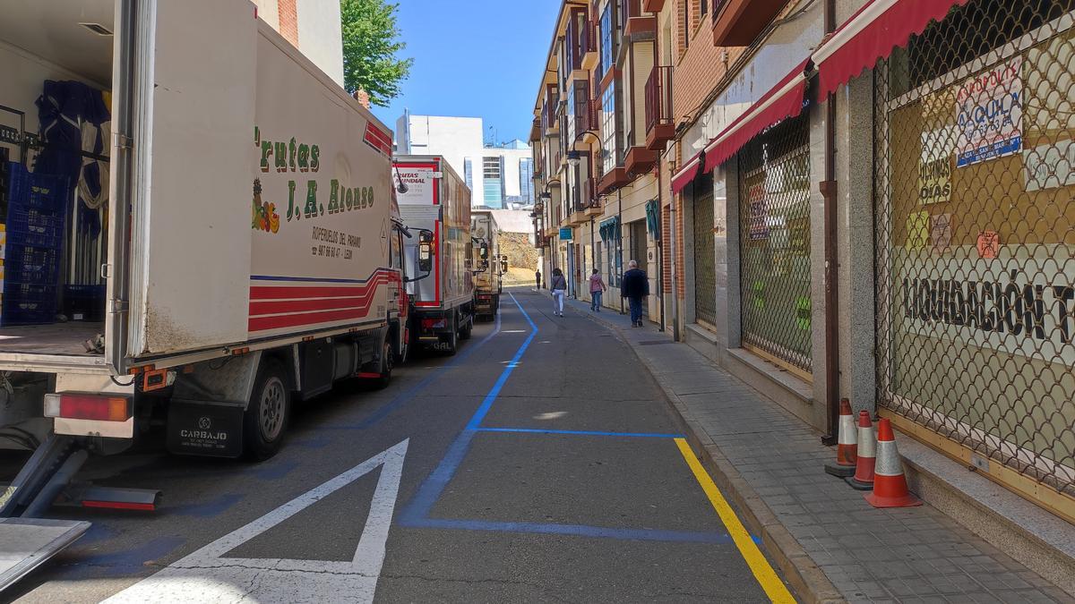 Calle Ledo del Pozo esta mañana. Se aprecia el nuevo espacio de la zona azul. A la izquierda camiones del mercado de la verdura estacionados ocasionalmente hoy.