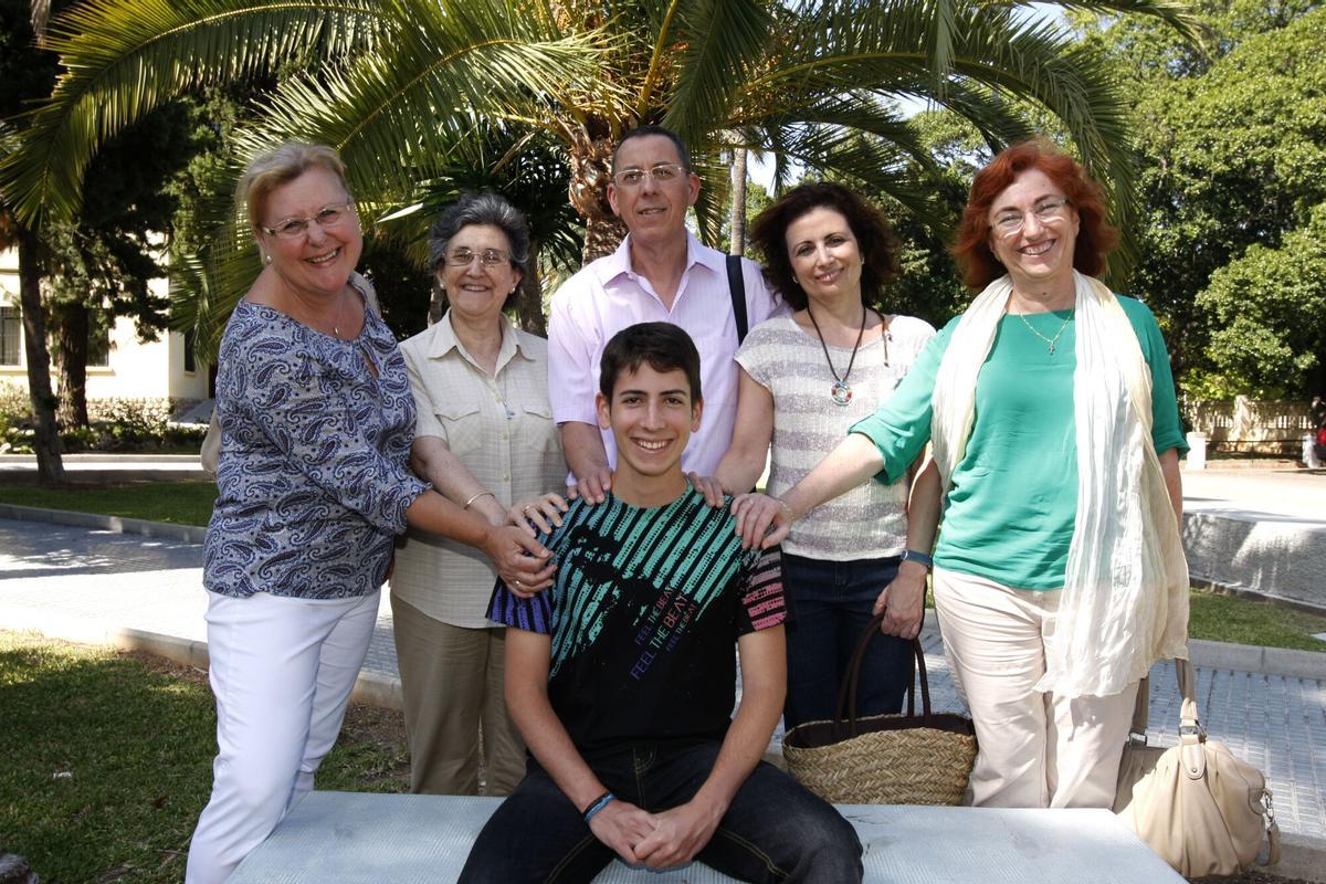 Jesús Saldaña, alumno de Gamarra, mejor nota de Selectividad de 2013, con sus profesores