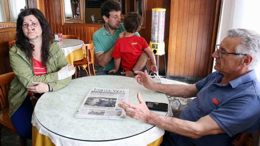 Mónica Casas con su familia en el hotel que acoge a los damnificados. // M.G. Brea