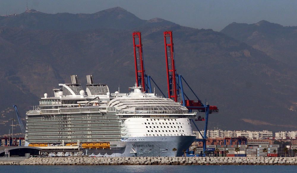 El crucero más grande del mundo, al igual que el Oasis y el Allure of the Seas, visita la capital de la Costa del Sol en una escala de diez horas.