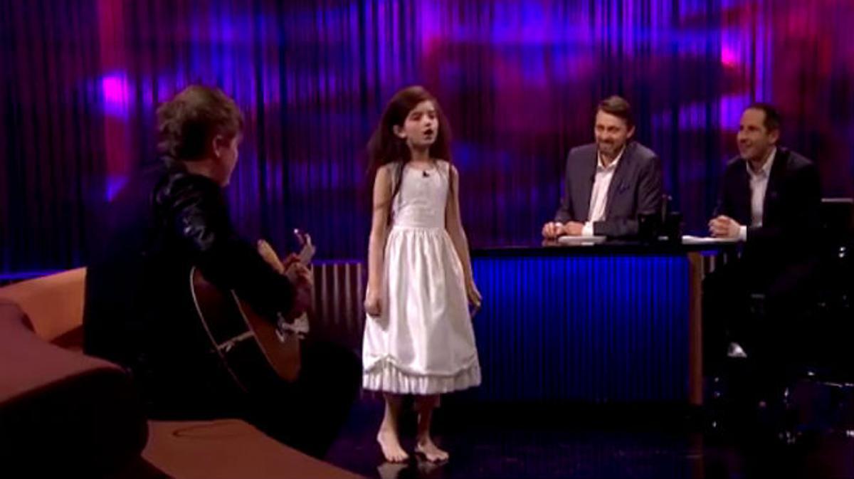 Angelina Jordan, la niña noruega, en el programa en el que demostró su valía en el canto e interpretó la canción ’Fly me to the moon’ de Frank Sinatra