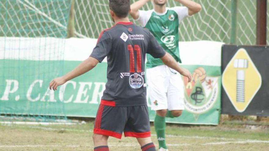 Un jugador del Celta B se lamenta tras marcar el Cacereño uno de los goles. // Carlos Casares