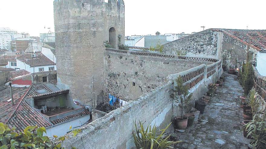 El ayuntamiento se garantiza la propiedad de la muralla y la torre Redonda