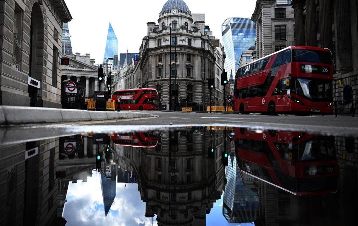 Autobuses pasan frente al Banco de Inglaterra en el distrito financiero de Londres.