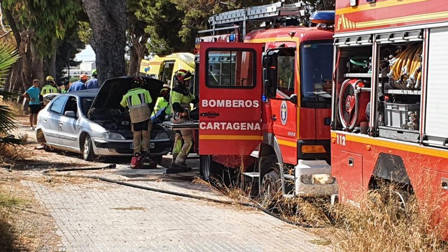 Herida y atrapada tras estrellar su coche contra un árbol en Cartagena