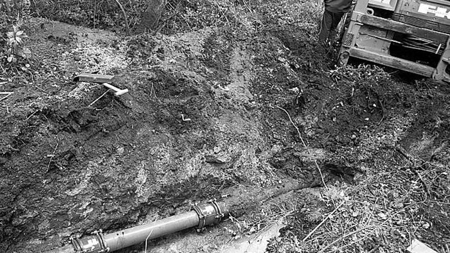 La rotura de una vieja tubería deja sin suministro de agua a parte de A Estrada