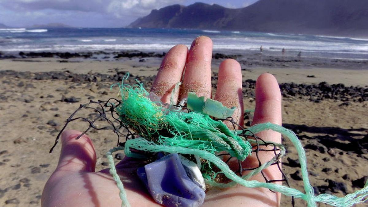 La presència de plàstics a la mar i els oceans, un problema medioambiental global.