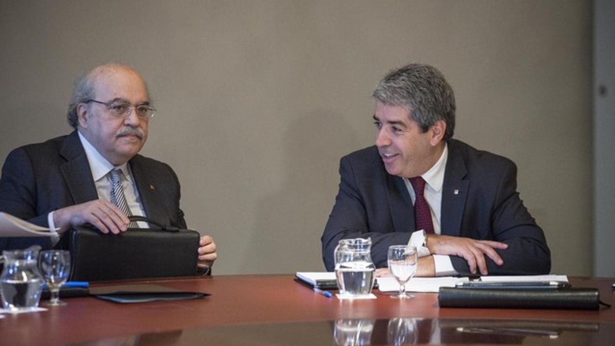 Francesc Homs (derecha), junto al 'conseller' de Economia, Andreu Mas-Colell, durante una reunión del Govern.