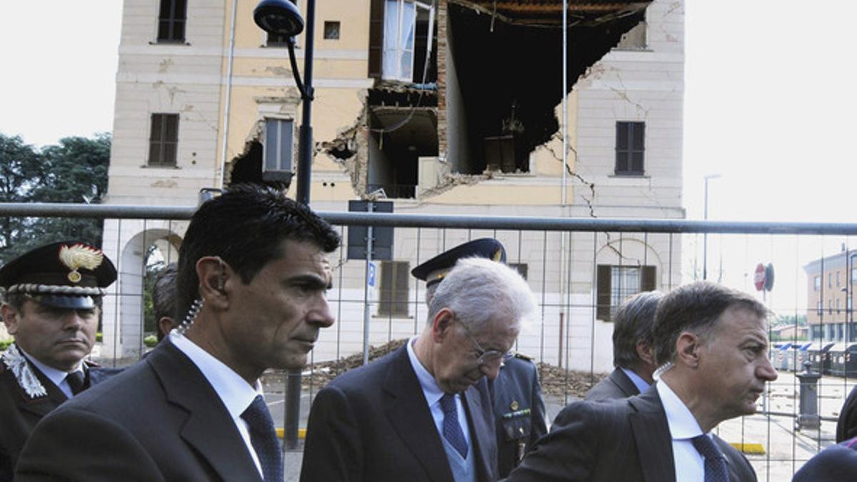 Monti visitando la zona afectada por el terremoto