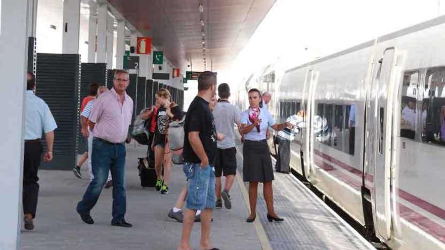 Pasajeros aguardan la apertura de puertas de un convoy en la estación de Zamora.