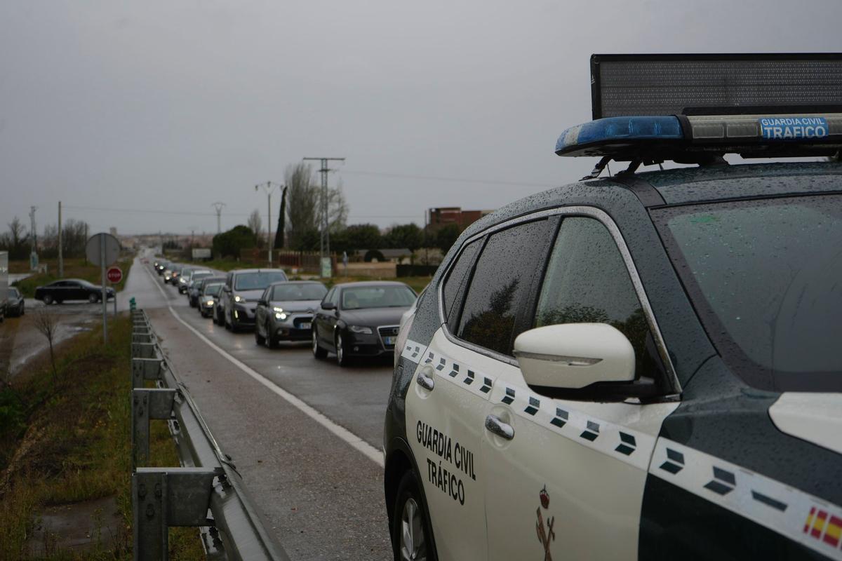 Retenciones en la carretera en dirección a Moraleja del Vino.