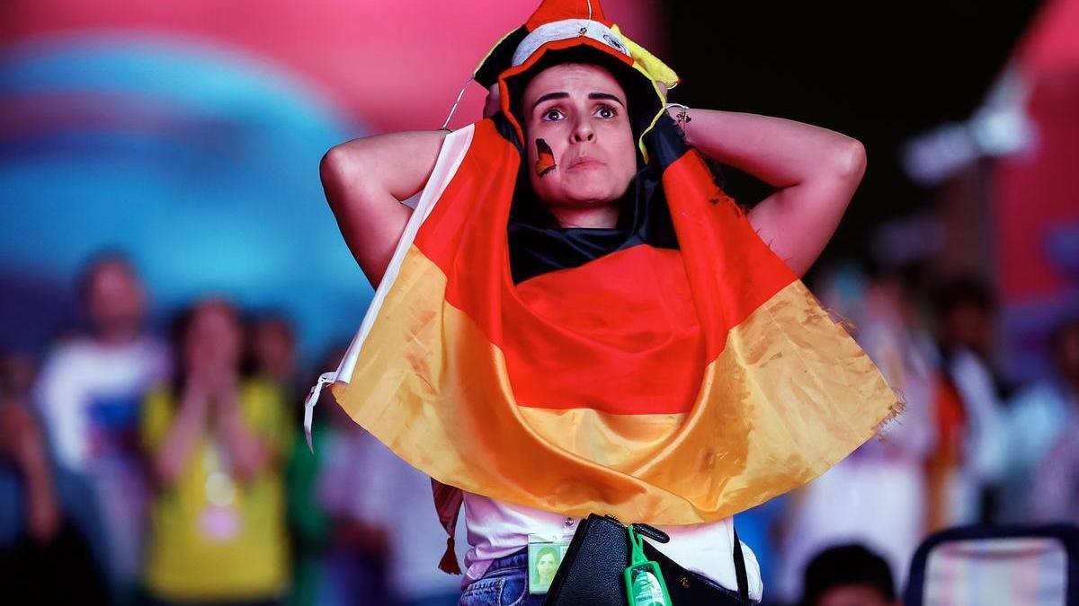 Una seguidora de Alemania reacciona ante la derrota de su selección en el ’fan festival’ de Doha.