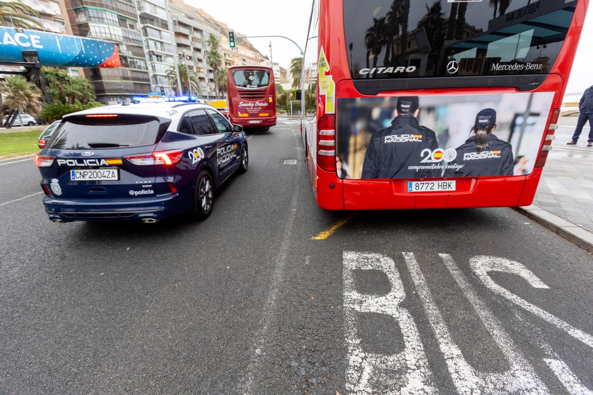 Vectalia presenta un autobús rotulado conmemorando el 200 aniversario de la Policía Nacional en Alicante