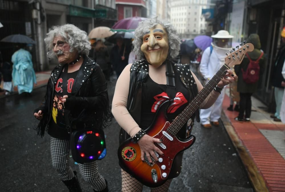 La calle de la Torre se llena esta martes de divertidos disfraces con la fiesta más destacada del carnaval coruñés que marca la recta final a seis días de humor irreverente.