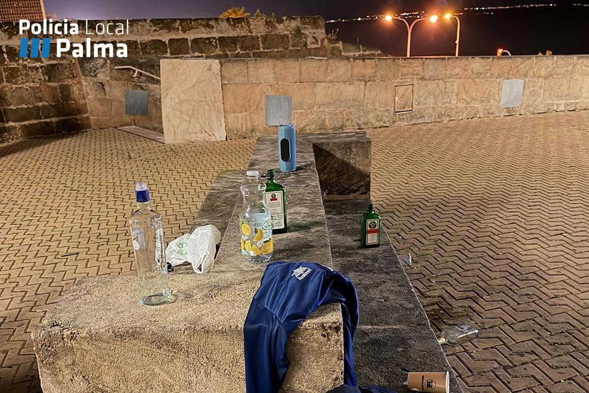 Restos del botellón en los bancos del Baluard des Príncep.