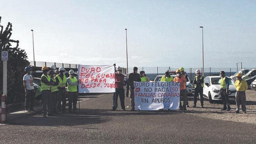 Protesta protagonizada ayer por las empresas subcontratadas por Duro Felguera junto a la central de Juan Grande.
