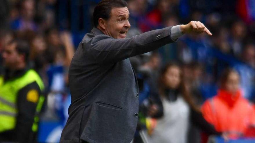 Cristóbal Parralo da instrucciones durante el partido de ayer contra el Atlético.