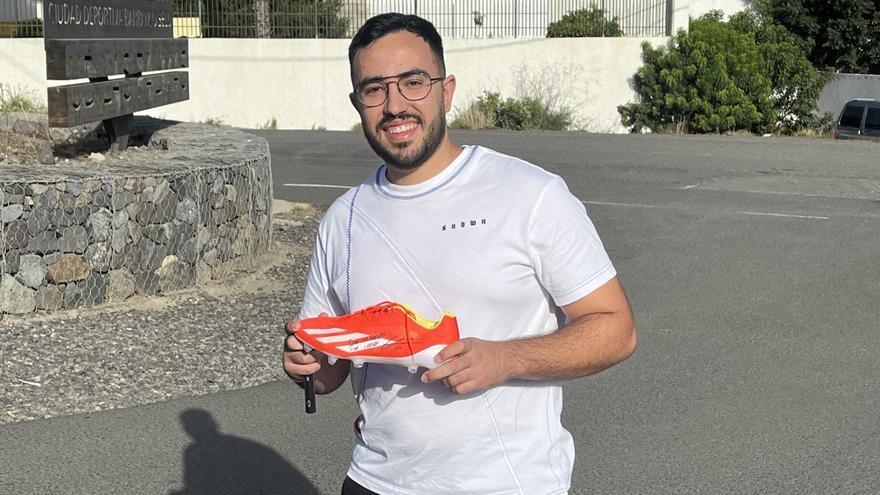 Moleiro regala sus botas firmadas a un aficionado de la UD Las Palmas de La Orotava: &quot;Es un máquina, ojalá no lo traspasen&quot;