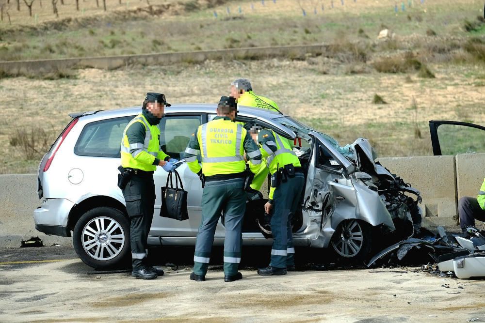 El choque entre un camión y un vehículo ha tenido lugar en la N-344 que une los municipios de Villena, Caudete y Font de la Figuera.