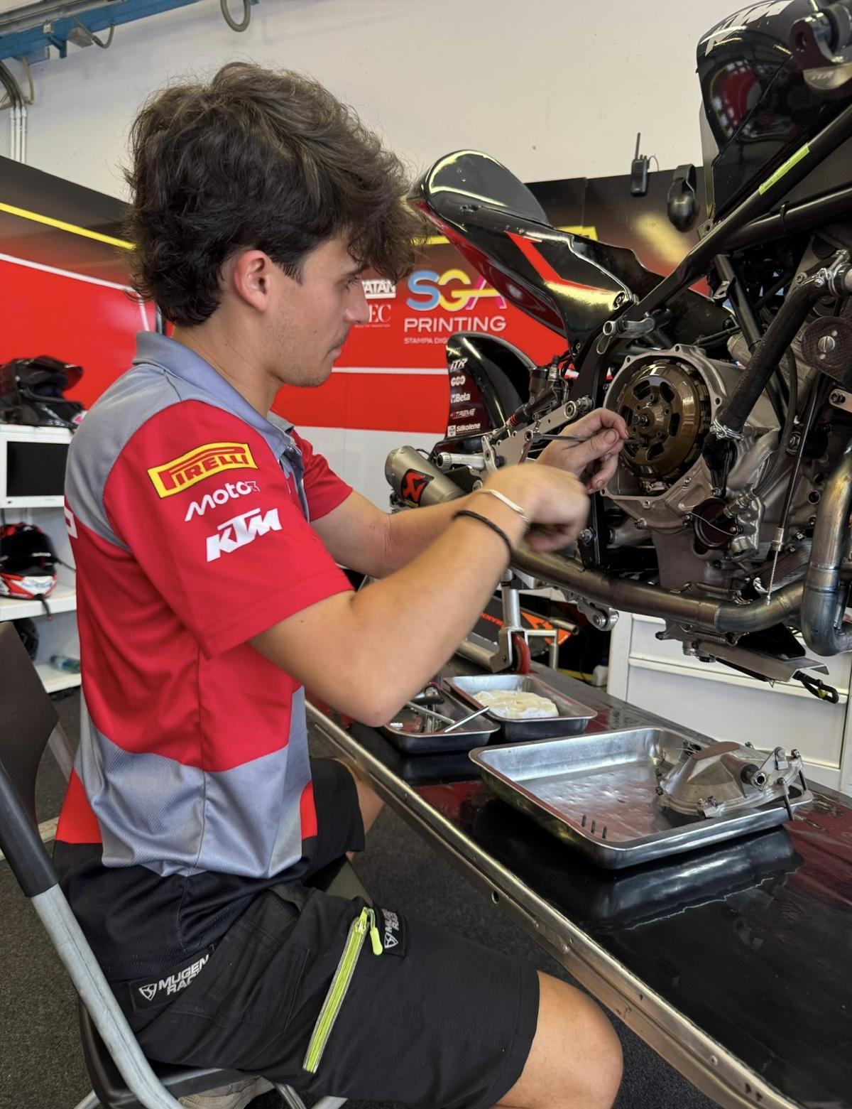 Juan Valle Gracía en el box de carrera