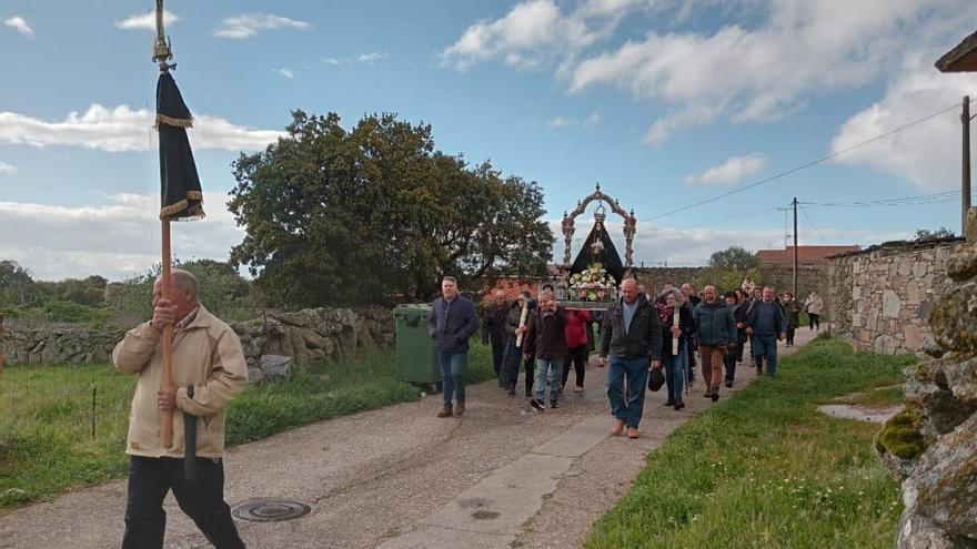 GALERÍA| Viernes Santo en Villardiegua de la Ribera con procesión y sopas de ajo