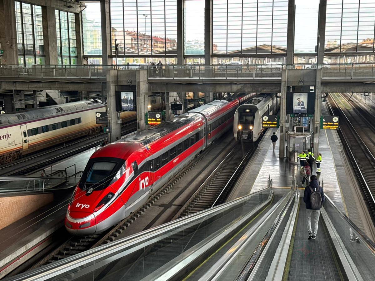 Un tren Iryo hace su entrada a la estación de Córdoba Julio Anguita.